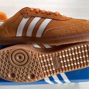Adidas Samba Orange Rush. Great condition. Size 7 in men’s or 8.5 in women’s.